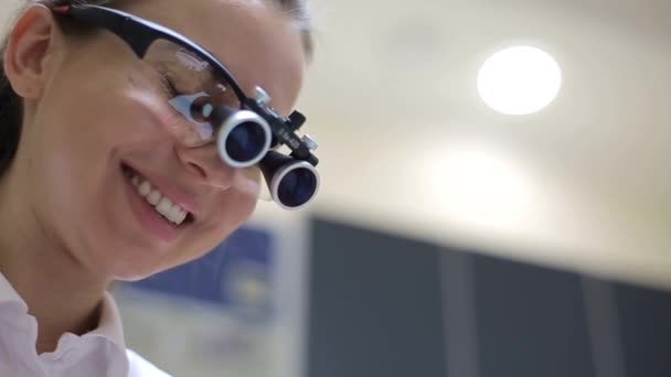 Dívka Zubařka Ftalmologických Brýlích Aby Zkontrolovala Pacienta Profesionální Klinice Dívka — Stock video