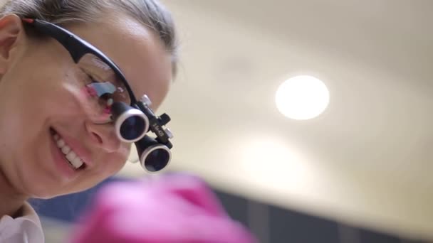 Menina Dentista Óculos Ftálmicos Para Verificar Paciente Uma Clínica Profissional — Vídeo de Stock