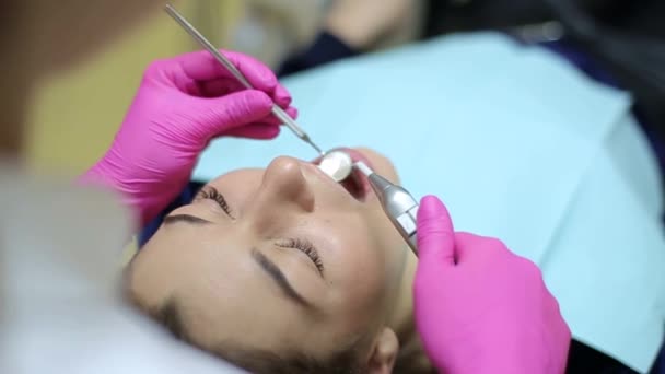 Стоматолог Отбеливает Зубы Красивой Девушке — стоковое видео