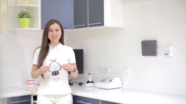 Dentist Girl Holding Model Dental Consultation — Stock Video