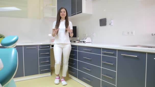 Dentist Tells How Properly Care Teeth Girl Doctor Advertising Dentistry — Stock Video