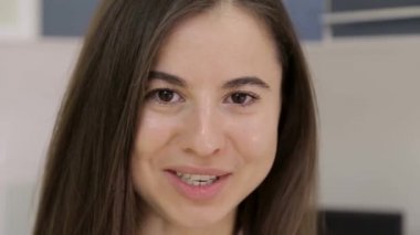 Dişçi dişlere, dişçiye, dişçiye ve dişçiye nasıl bakacağını söyler.