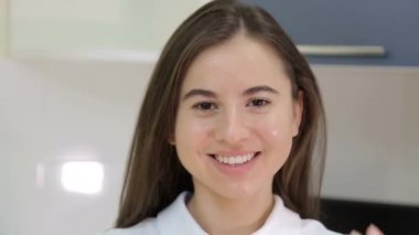 Insanlar, ilaç, stomatoloji ve sağlık konsepti - aynalı, matkaplı ve dişli dişçi ve asistanlara yakın diş sağlığı kliniğinde kadın hasta dişlerini tedavi eden su tabancası spreyi