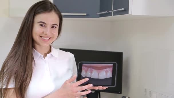 歯医者のオフィスで緑色の画面の黒いタブレットを使用して女性の手 Chromeキーを閉じる — ストック動画