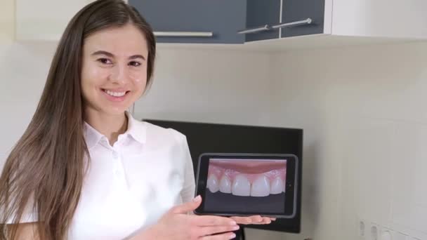 Una Niña Dentista Habla Dientes Sanos Oficina Del Dentista — Vídeo de stock