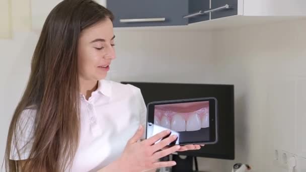 Dentista Ragazza Dice Come Prendersi Cura Correttamente Denti — Video Stock