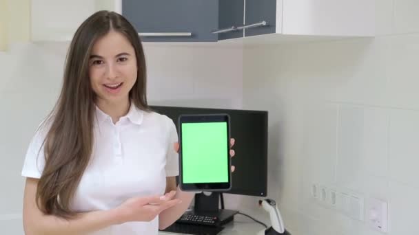 Una Donna Professionista Medico Che Riempie Nel Grafico Computer Tablet — Video Stock