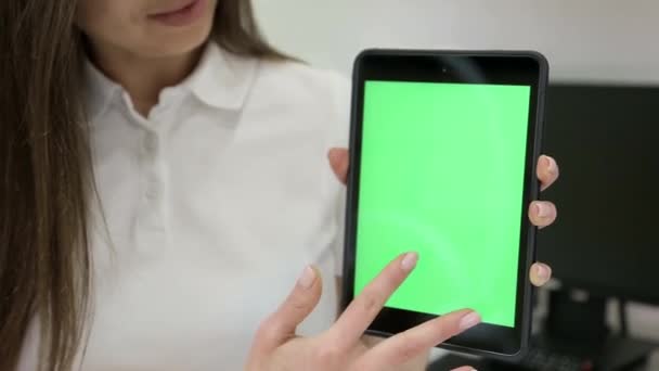 Vrouw Handen Met Behulp Van Een Zwarte Tablet Met Een — Stockvideo