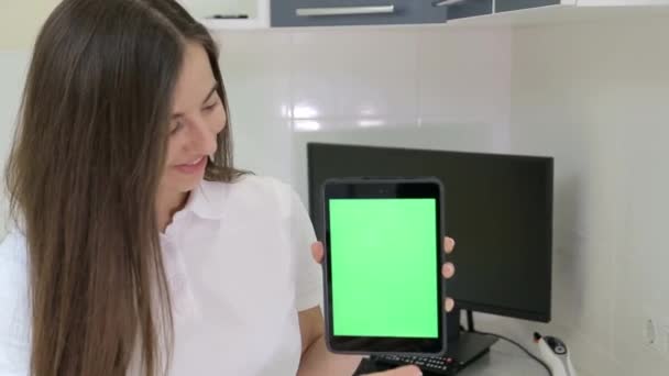 Una Donna Professionista Medico Che Riempie Nel Grafico Computer Tablet — Video Stock