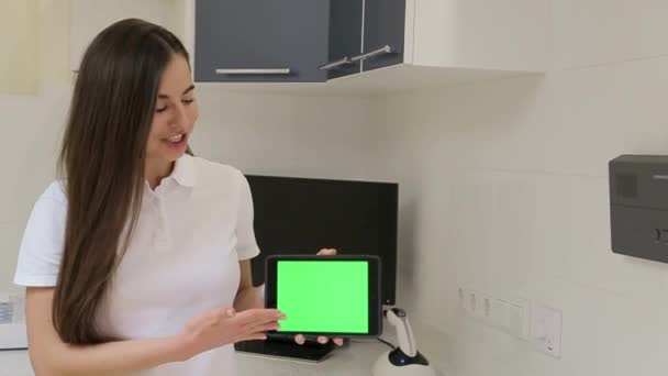 Jovem Bela Mulher Europeia Médico Mostrando Tablet Digital Kay Cromado — Vídeo de Stock