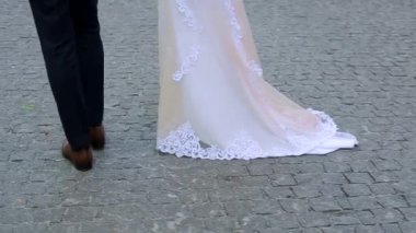 Sevgi dolu İtalyan erkek mutlu bir şekilde kabul eden kız arkadaşı öneriyor ve onlar sarılmak, arka planda, okyanus manzarası ile parlak güneşli gün. 8 k helyum kırmızı kamera vurdu geniş