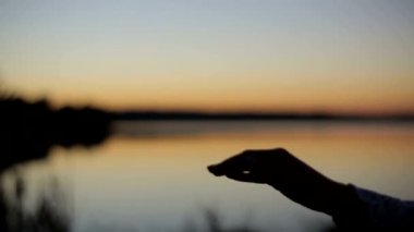 Sevgi dolu İtalyan erkek mutlu bir şekilde kabul eden kız arkadaşı öneriyor ve onlar sarılmak, arka planda, okyanus manzarası ile parlak güneşli gün. 8 k helyum kırmızı kamera vurdu geniş