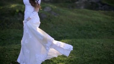 Sevgi dolu İtalyan erkek mutlu bir şekilde kabul eden kız arkadaşı öneriyor ve onlar sarılmak, arka planda, okyanus manzarası ile parlak güneşli gün. 8 k helyum kırmızı kamera vurdu geniş