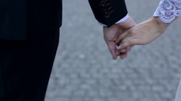 Liebender italienischer Freund macht seiner Freundin einen Heiratsantrag, der freudig angenommen wird und sie umarmen sich, mit Blick auf das Meer im Hintergrund, an einem strahlend sonnigen Tag. Weitwinkelaufnahme auf 8k heliumroter Kamera — Stockvideo