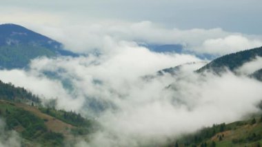 Sis ve bulut dağları sisli Kuzey Tayland 'da sabah