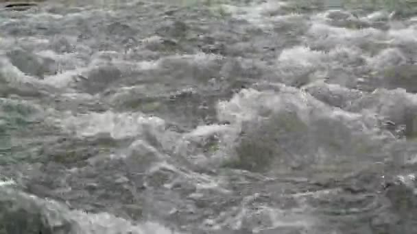Stürmische Wellen Und Wirbel Auf Der Oberfläche Des Flusses — Stockvideo