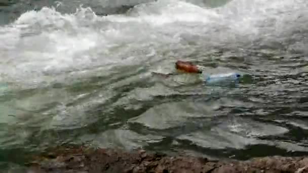 Burzliwa Rzeka Śmieciami — Wideo stockowe