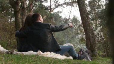 Birbirlerine aşık çiftler ateşin yanında.