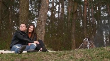 Ateşin yanında birbirine aşık bir çift.