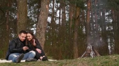 Ateşin yanında birbirine aşık bir çift.