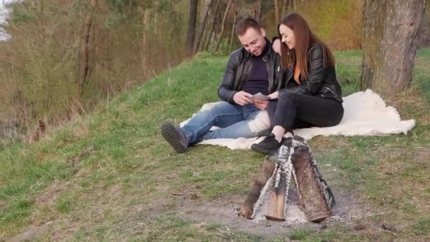 Couple Young Lovers Sitting Nature Fire Woods — Stock Video