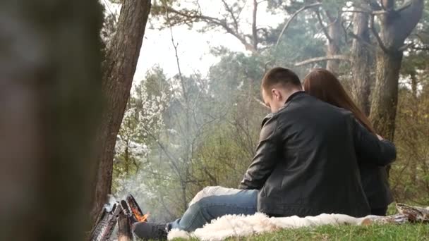 Een Paar Jonge Geliefden Zittend Natuur Buurt Van Het Vuur — Stockvideo