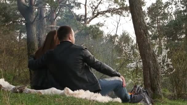 Pareja Enamorada Naturaleza Por Fuego — Vídeo de stock