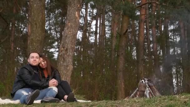 Couple Amour Dans Les Bois Par Feu — Video