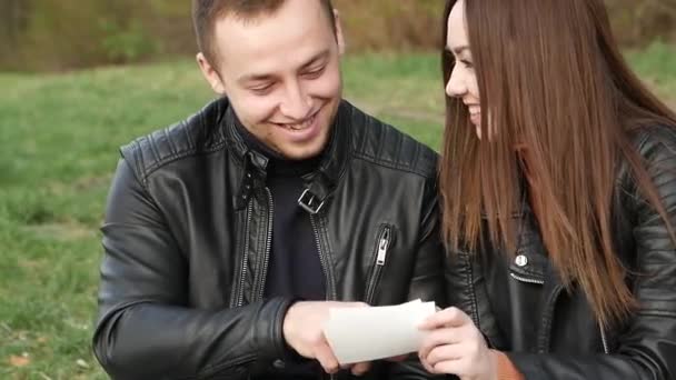 Liefdevol Paar Zoek Naar Een Foto — Stockvideo