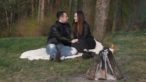 在篝火边的树林里恋爱的年轻夫妇 大自然的假日 — 图库视频影像