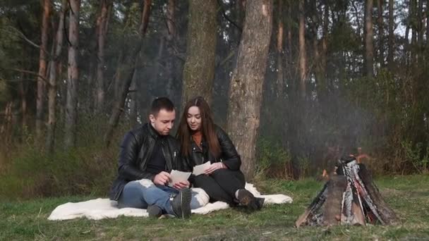 火によって森の中で恋に若いカップル 自然の休日 — ストック動画