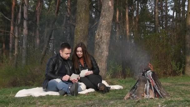 Giovane Coppia Innamorata Nel Bosco Vicino Fuoco Vacanza Nella Natura — Video Stock