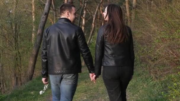 Pareja Amorosa Paseo Por Los Bosques — Vídeo de stock