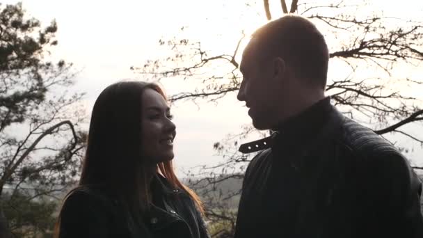 Pareja Enamorada Caminando Por Bosque — Vídeo de stock