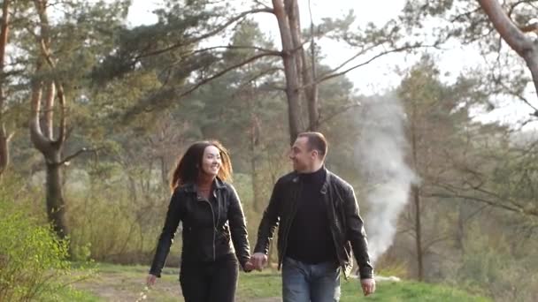 Couple Adorable Promenade Dans Les Bois — Video