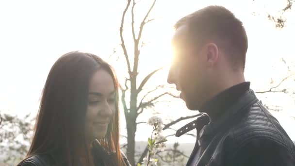 迷人的年轻夫妇在树林里散步 可爱的夫妻站在夕阳西下 彼此凝视 慢动作 — 图库视频影像