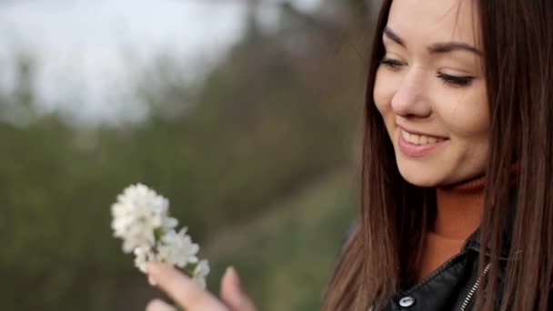 Muchacha Los Bosques Admira Flor — Vídeos de Stock