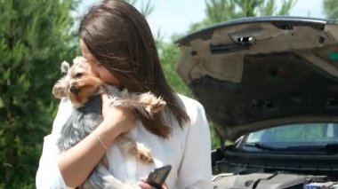 Zarif Gorgeus çekici iş kadını araçtan çıktı ve kaputu açtı, araba konsepti bozuldu, off-road, kırsal köy yol geçmişi, cep telefonundan yardım istedi.
