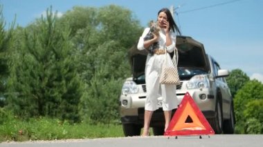 Kırsal Yol 'da Yardım Arayan Kadın