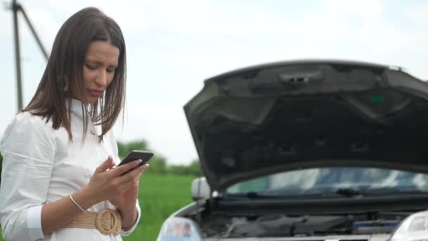 Çekici Bir Kadın Arabası Bozuluyor Yardım Çağırmak Için Cep Telefonunu — Stok video
