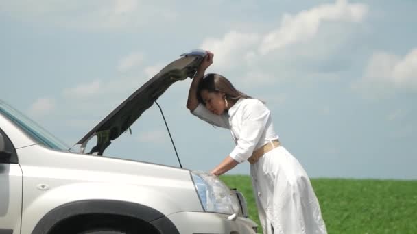 年轻紧张的女司机接近破碎的汽车 车篷爆裂 汽车在等待救援时出现故障 — 图库视频影像