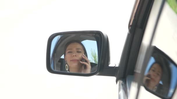 Γυναίκα Ένα Σπασμένο Αυτοκίνητο Μιλάει Στο Τηλέφωνο — Αρχείο Βίντεο