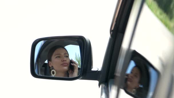 坐在破车里的女人在电话旁聊天 — 图库视频影像