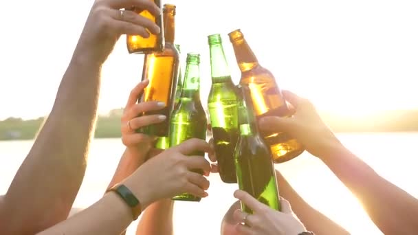 在日落时带着啤酒瓶和音乐在公园的一个城市派对上跳舞 啤酒瓶的轮廓 — 图库视频影像