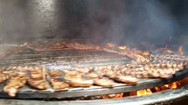 Lezzetli sulu et biftek ateşte ızgara üzerinde pişirme. Hatları yavaş hareket ile yaşlı prime nadir rosto tenderloin taze sulu sığır filetosu. Izgara, lezzetli beefsteak yakın