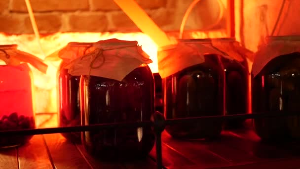 Des compotes en conserve sont dans la cave sur les vieilles planches. Conservation dans des bocaux en verre. Des boissons biologiques. Ancienne cave . — Video