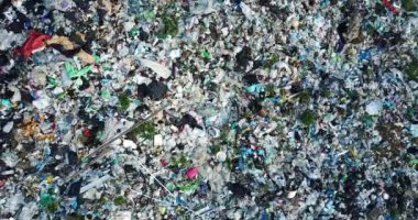 Dağlarda plastik, dağ çöplüğü, büyük çöp yığını, bozulmuş çöp. Koku ve toksik kalıntı yığını. Bu çöpler kentsel alanlardan, sanayi bölgelerinden geliyor. Tüketici toplumu Devasa