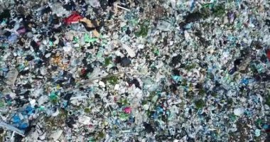 Dağ çöplüğü, büyük ve bozulmuş çöp yığını, pis koku ve zehirli kalıntı yığını, atık plastik şişeler ve çöp veya çöp sahasındaki diğer plastik atık alanları. Kirlilik kavramı.