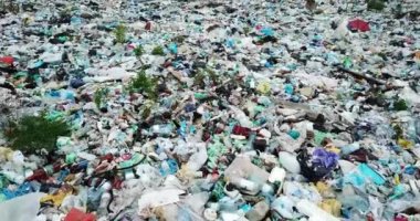 Büyük bir şehrin caddesine çöp döküldü. Kullanılmış kirli plastik şişeler. Karadeniz 'in kirli kumlu kıyıları. Çevre kirliliği. Ekolojik sorun