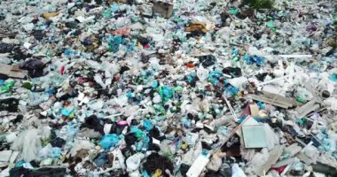 Büyük şehrin plajına çöp döküldü. Kullanılmış kirli plastik şişeler. Karadeniz 'in kirli kumlu kıyıları. Çevre kirliliği. Ekolojik bir sorun. Bokeh arka planda dalgaları hareket ettiriyor